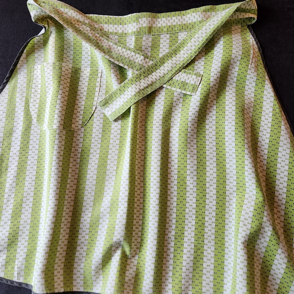 VINTAGE LIGHT COTTON PRINT APRON WITH A FRONT POCKET